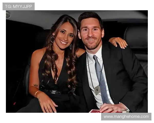 安东内拉社媒分享与梅西甜蜜合影为国家队加油助威